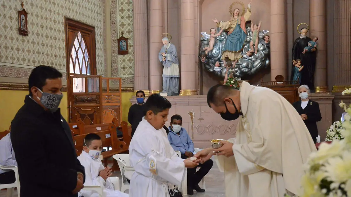 La Sagrada Comunión se da en la mano y no en la boca como se hacía en las misas.